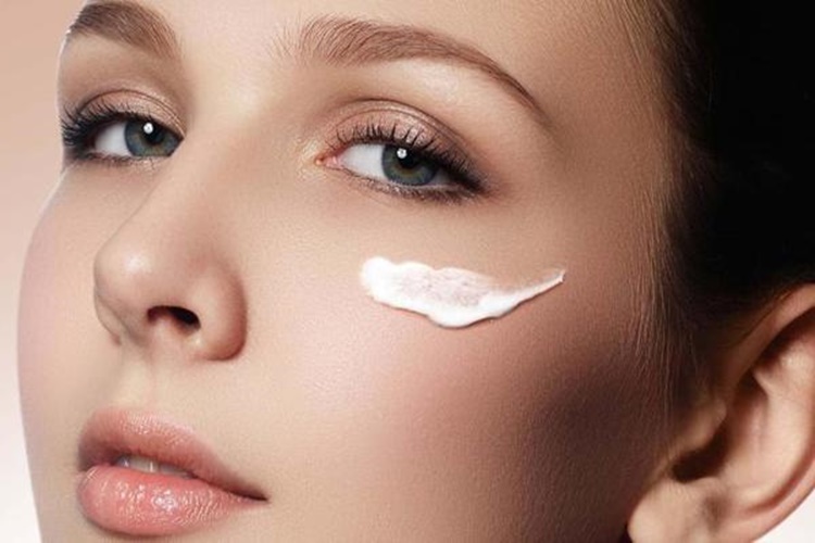 Clinique Göz Çevresi Kremi Nasıl Kullanılır?