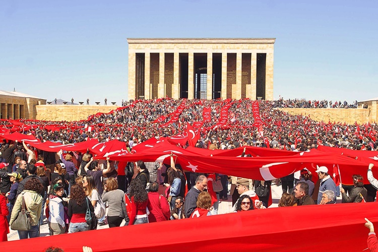 Cumhuriyet Bayramı Dini Bayram Mıdır?