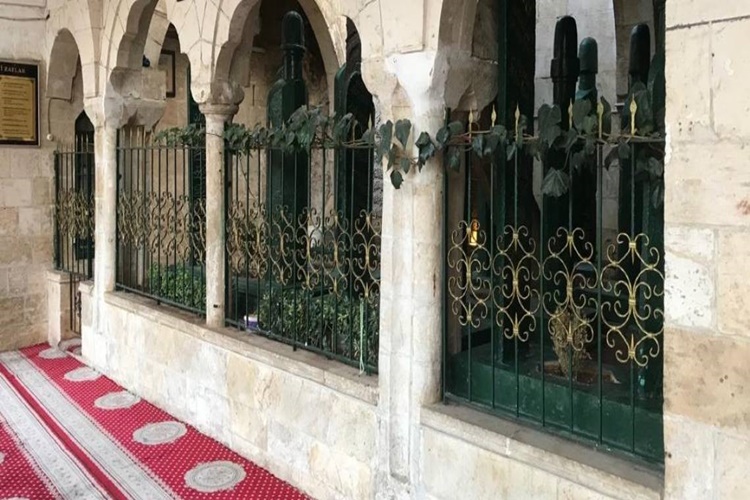 Dede Osman Avni Baba Türbesi Nerede?
