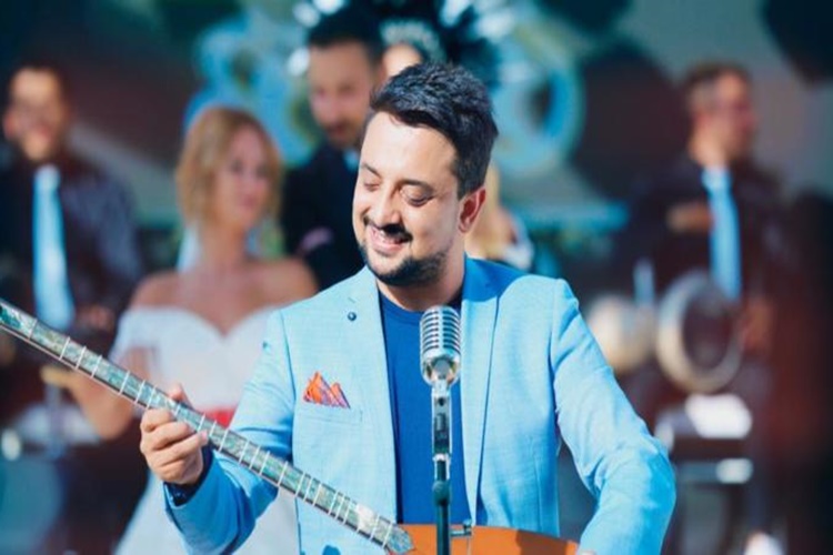 Denizlerin Dalgasıyım Şarkısını Kim Yazdı?