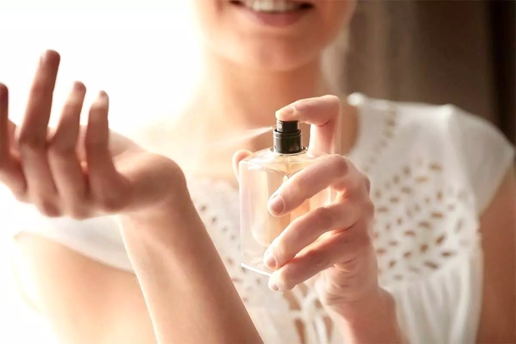 Deodorant Sıkmak Abdesti Bozar Mı?