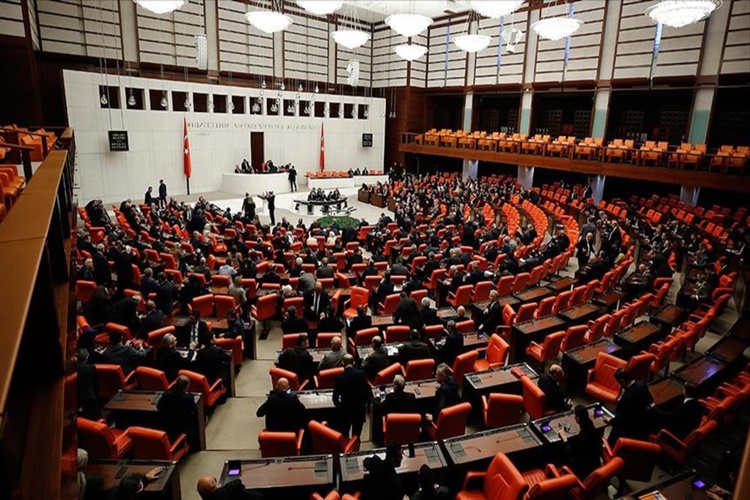 Devlet Memuru Herhangi Bir Siyasi Partiye Üye Olabilir Mi?