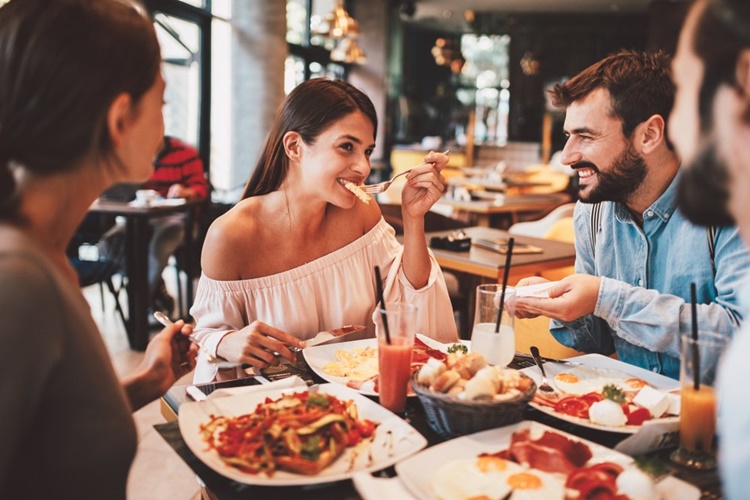 Dışarıda Yemek Yiyenler İçin Diyet Önerisi Nedir?