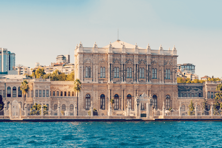Dolmabahçe Sarayı Çevresinde Gezilecek Yerler Nerelerdir?