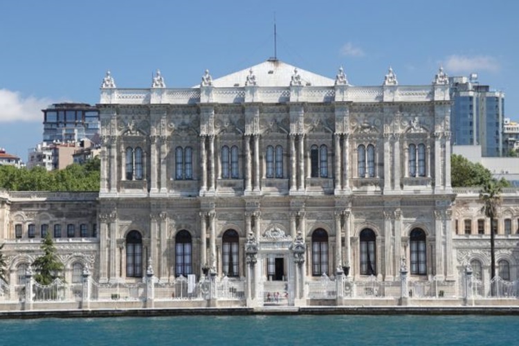 Dolmabahçe Sarayı Hangi Padişah Döneminde Yapıldı?