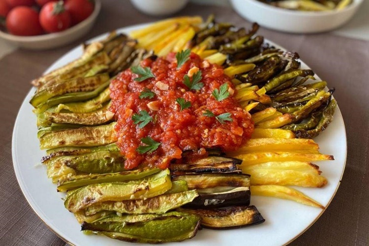 Domates Soslu Kızartmanın Yanına Ne Gider?