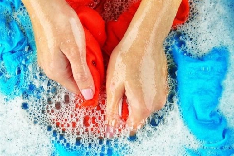 Donmuş Japon Yapıştırıcısı Kıyafetten Nasıl Çıkar?