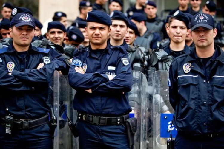 Dövme Sildiren Polis Olabilir Mi?