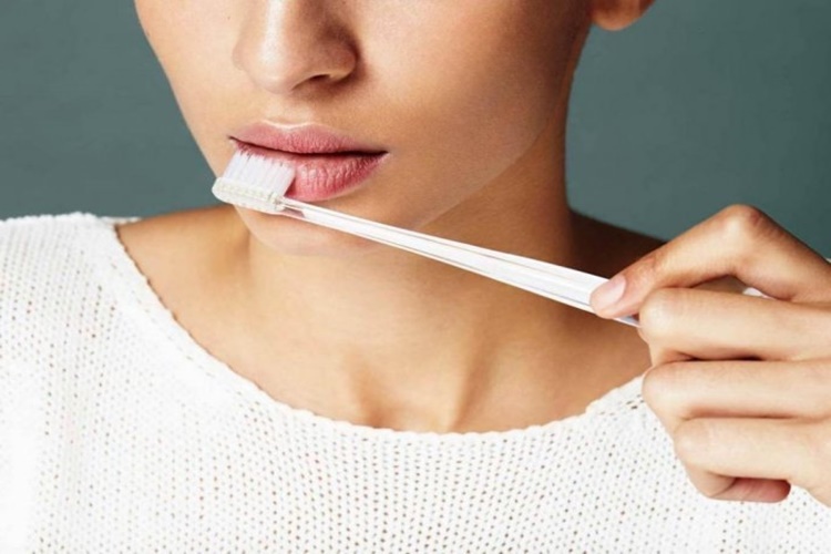 Dudak Peeling Fırçası Nasıl Kullanılır?