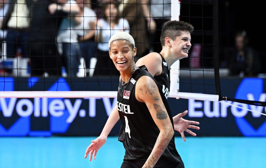 Ebrar Karakurt Ve Melissa Vargas Sevgili Mi?