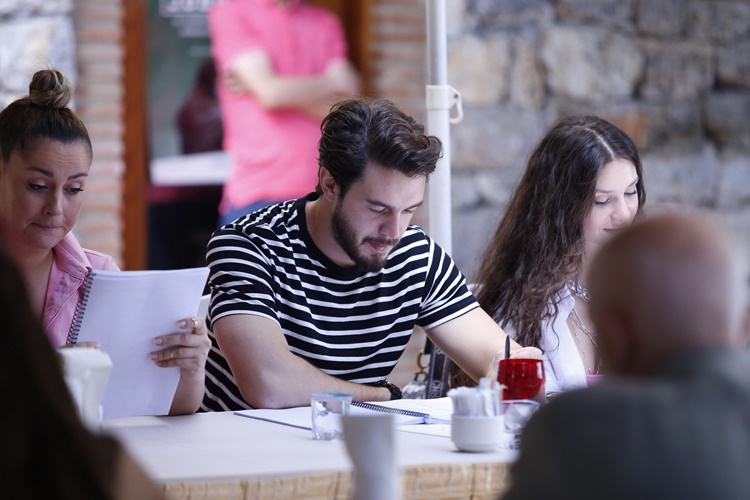 El Kızı Dizisi Konusu Nedir?