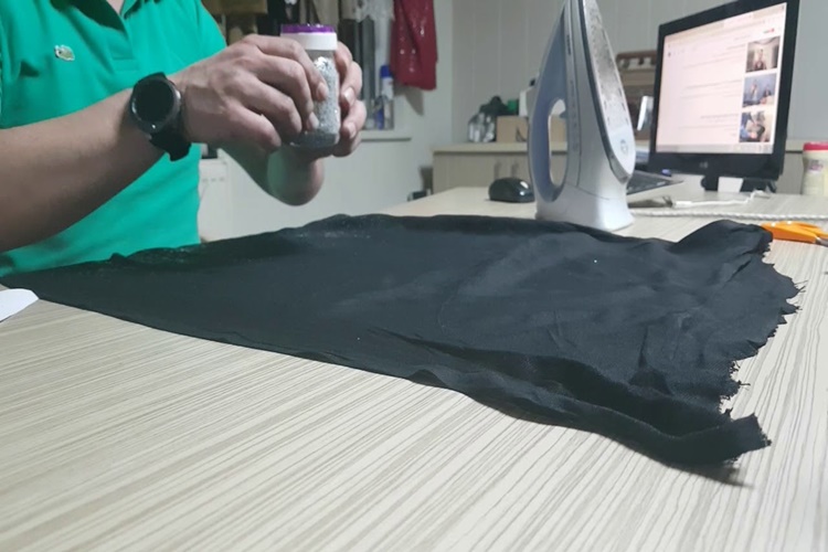Elbiseye Sim Nasıl Yapıştırılır?