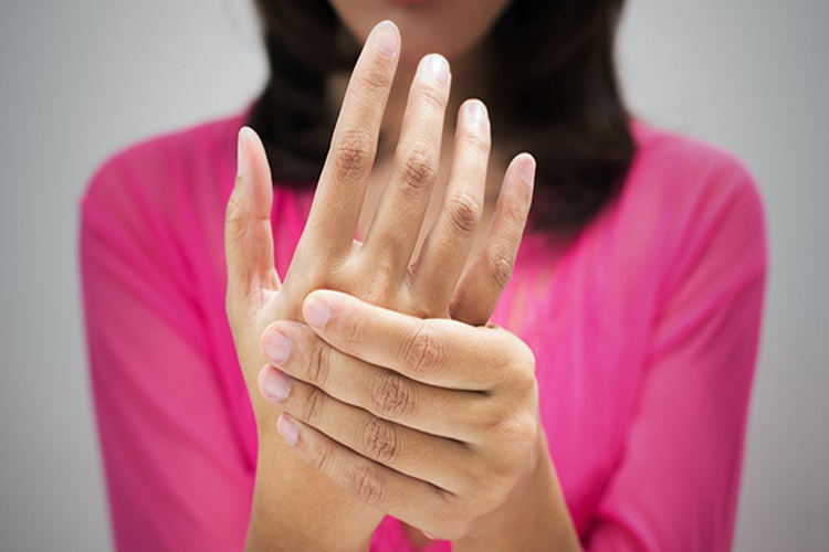 Elde İğne Batma Hissi Neden Olur?