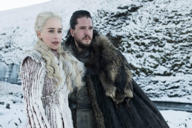 Emilia Clarke Jon Snow Dizisinde Oynayacak Mı?