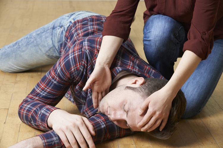 Epilepsi Krizi Geçiren Kişiye Ne Yapılmalıdır?