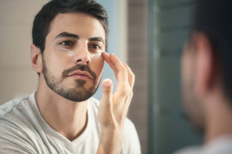Erkekler İçin Göz Çevresi Kırışıklık Kremi Nasıl Kullanılır?