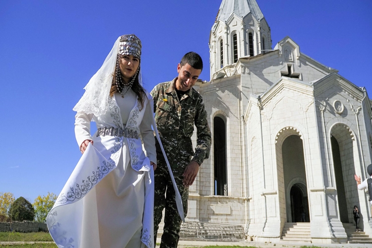 Ermeni Kilise Düğünü Nasıl Olur?