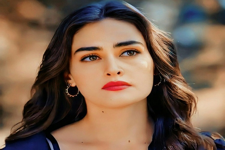 Esra Bilgiç Burnu Estetik Mi?