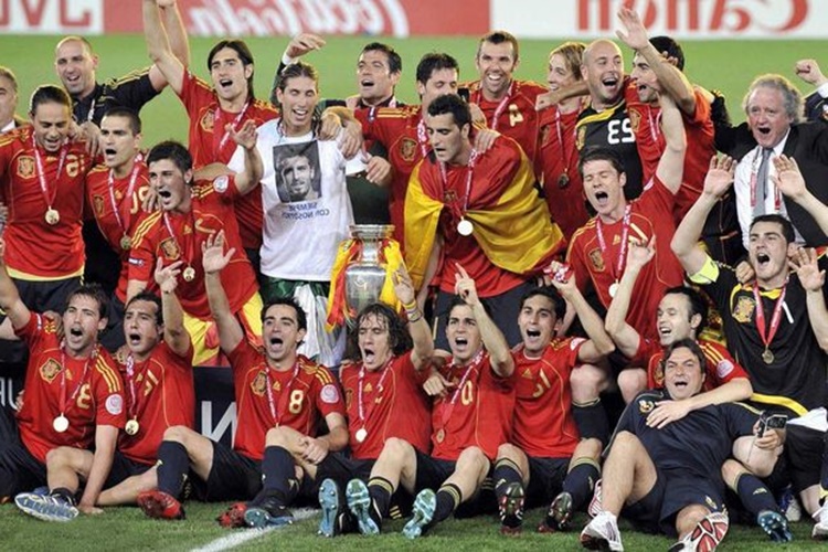 Euro 2008 Futbol Şampiyonasında Türk Milli Takımının Antrenörlüğünü Kim Yapmıştır?