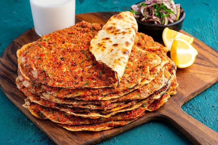 Evde Yapılan Lahmacun Neden Sert Olur?