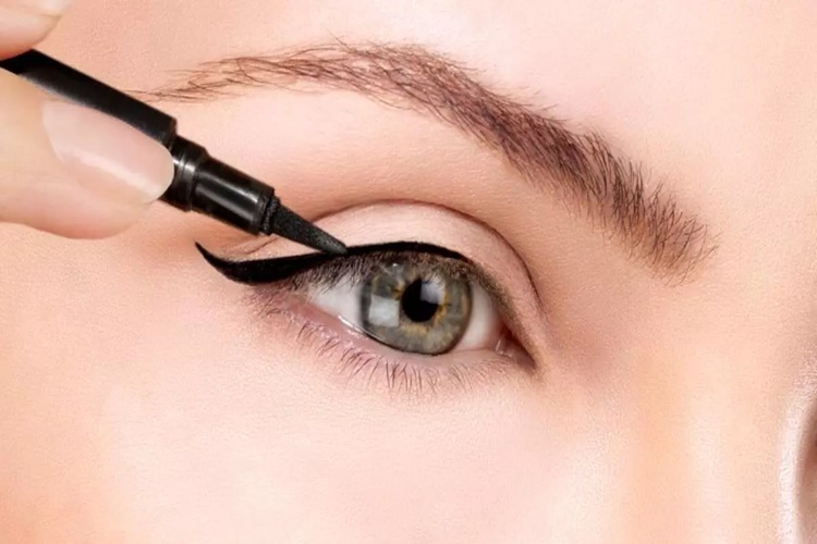 Eyeliner Neyden Yapılır?