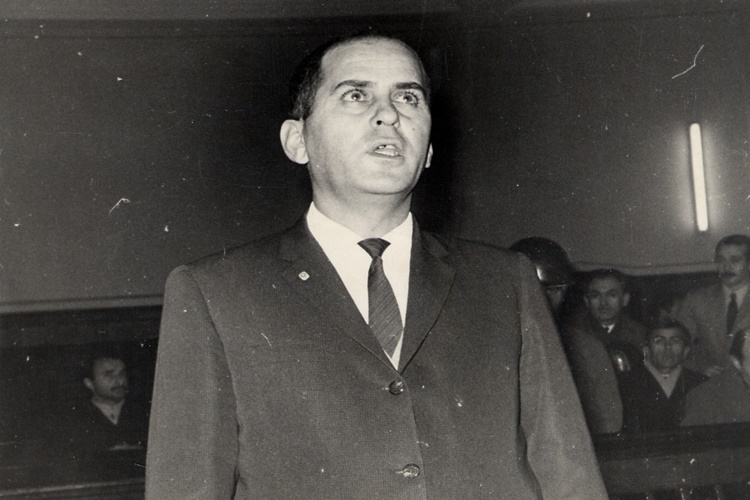 Fakir Baykurt Hangi Dönem Yazarıdır?