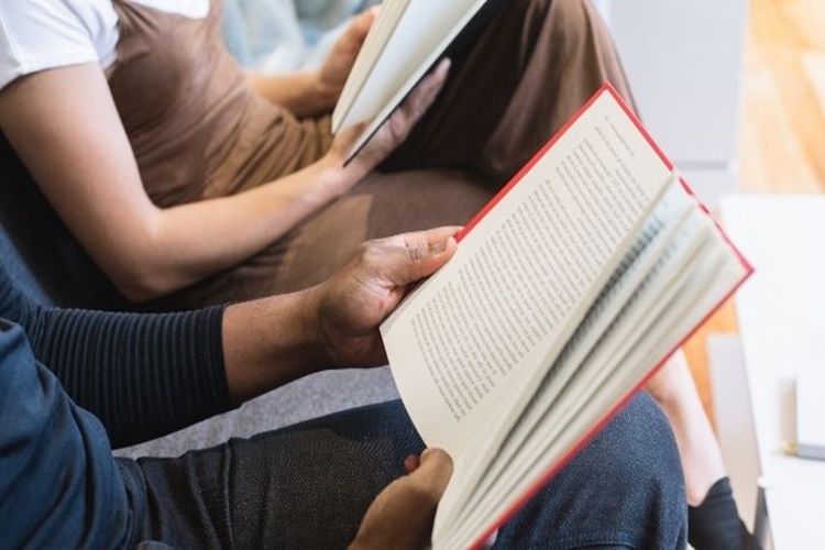 Film İzlemek Mi Kitap Okumak Mı?