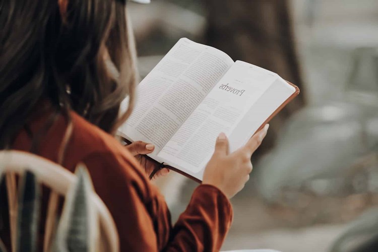 Fısıldayarak Kitap Okumak Faydalı Mı?