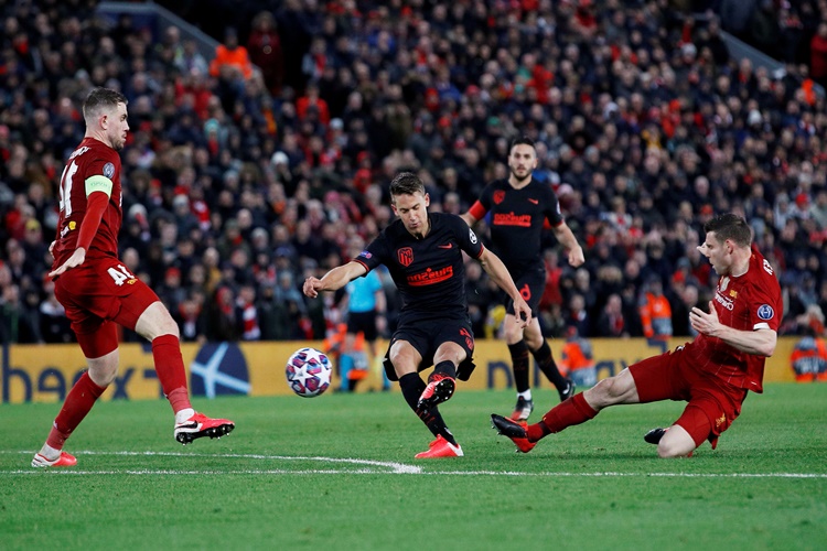 Futbol Maçında Kayıp Zamanı Gösteren Tabelayı Hangi Hakem Tutar?