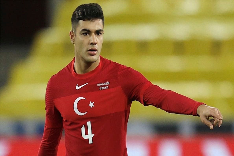 Futbolcu Ozan Kabak Boyu Kaçtır?