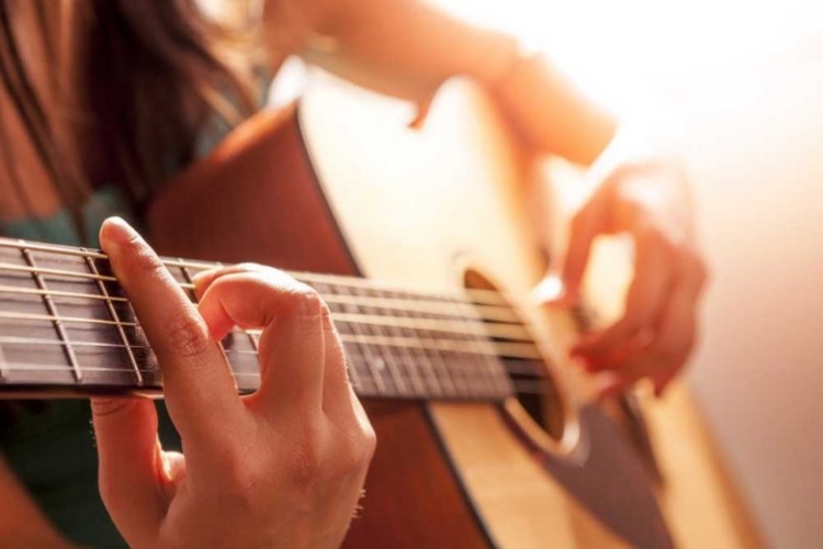 Gitar Nasıl Tutulur?