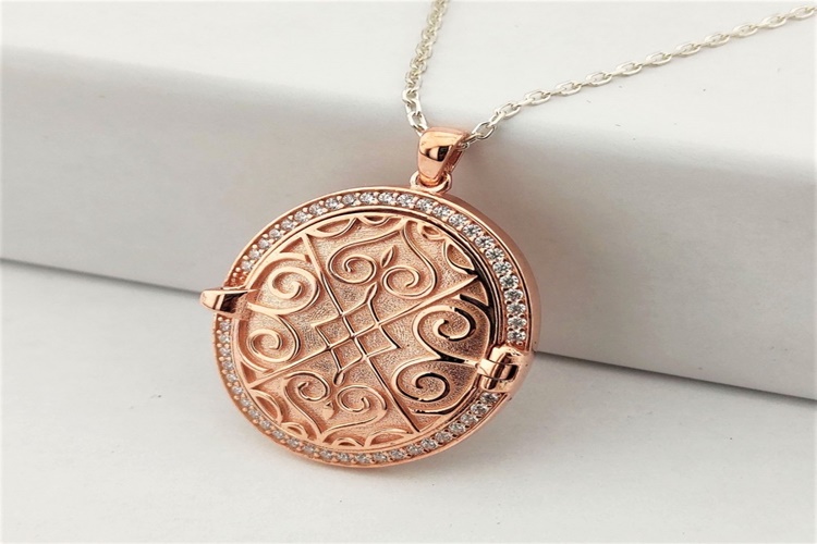 Gümüş Kolye İle Namaz Kılınır Mı?