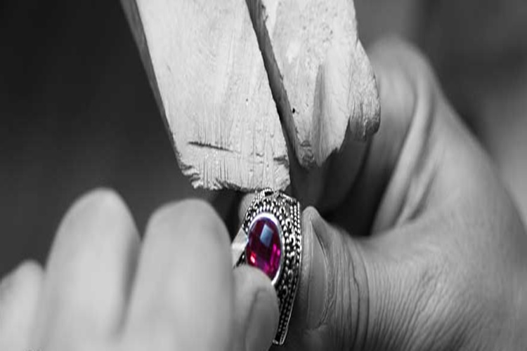 Gümüş Yüzük Mıknatıs Tarafından Çekilir Mi?