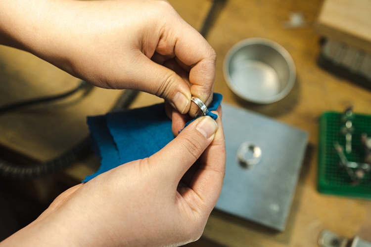 Gümüş Yüzük Paslanır Mı?