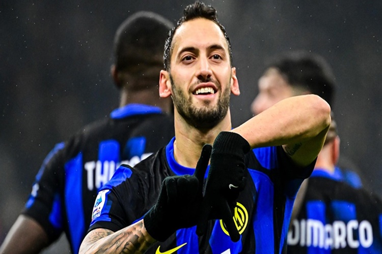 Hakan Çalhanoğlu Hangi Takımda Oynuyor?