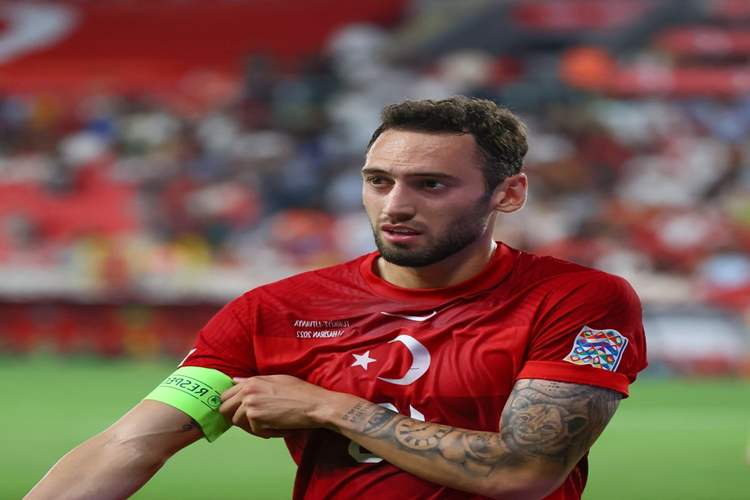 Hakan Çalhanoğlu İlk Takımı Nedir?