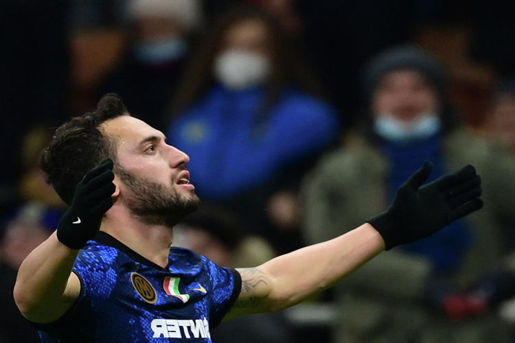 Hakan Çalhanoğlu Kaç Yaşında Evlendi?