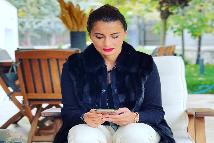 Hande Fırat Mail Adresi Nedir?