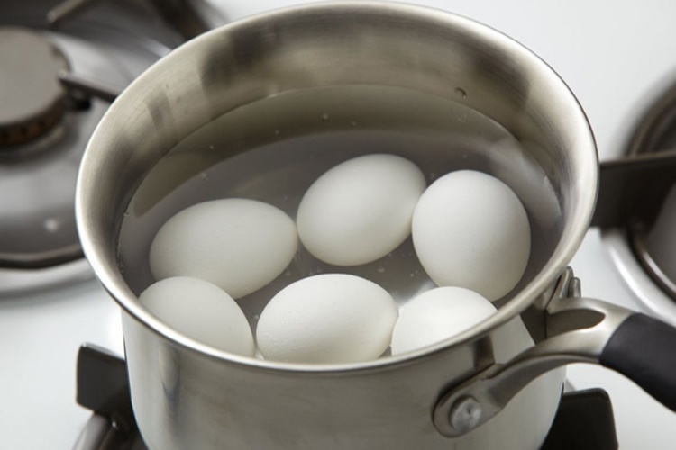 Haşlanmış Yumurta Çatlamaması İçin Ne Yapılır?
