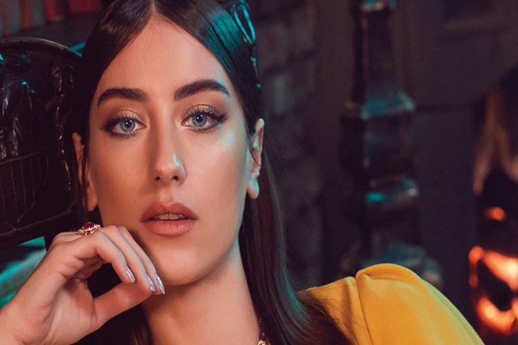 Hazal Kaya’nın Burnu Estetik Mi? Güncel Oku