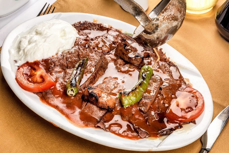İskender Sosuna Sarımsak Konur Mu?