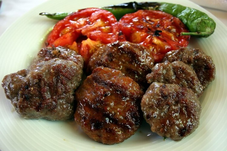 Izgara Köfteye Sarımsak Konur Mu?