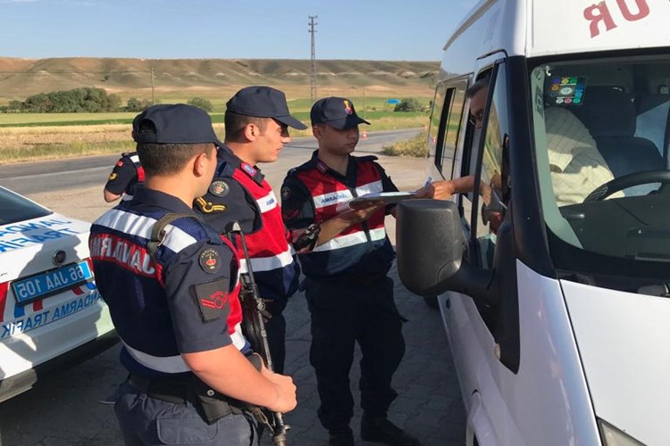 Jandarma Aracın Arkasından Ceza Yazabilir Mi?