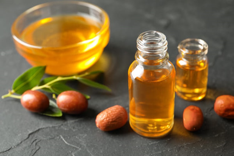 Jojoba Yağı Kirpiğe Sürülür Mü?