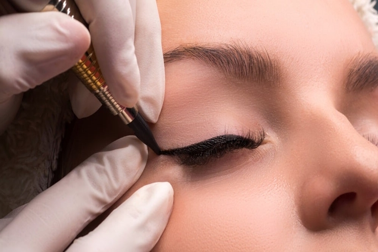 Kalıcı Eyeliner Acıtır Mı?