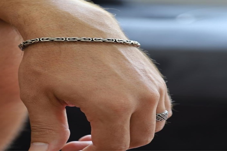 Kararan Gümüş Bileklik Nasıl Parlatılır?