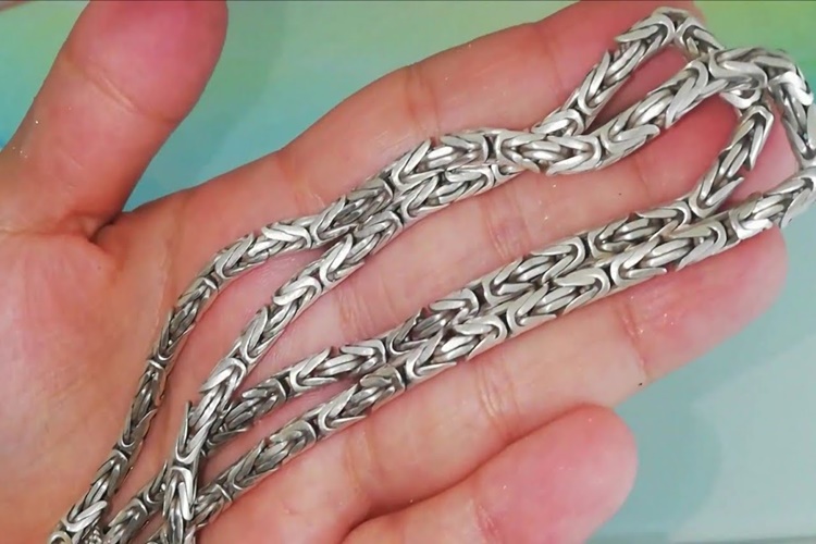 Kararan Gümüş Kolye Nasıl Parlatılır?