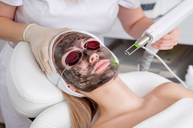 Karbon Peeling Cildi Beyazlatır Mı?