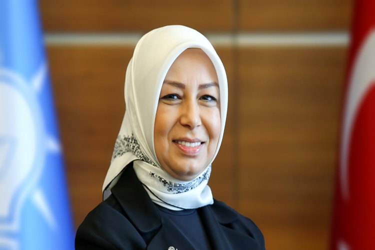 Öznur Çalık Kimdir?