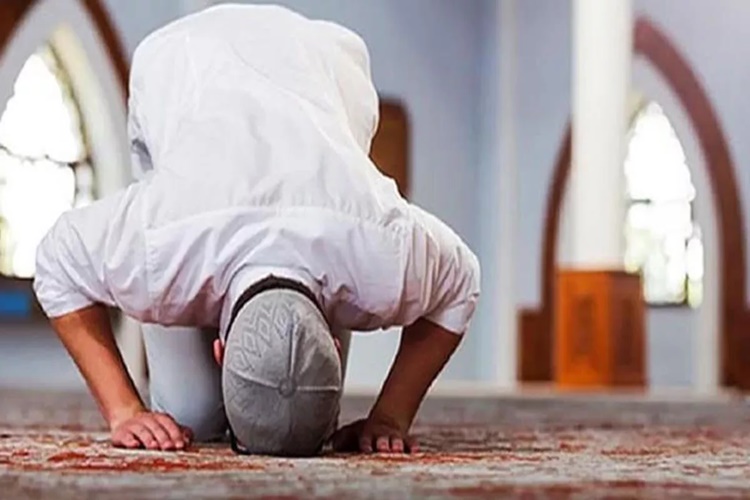 Kendin Namaz Kılarken Kamet Getirilir Mi?